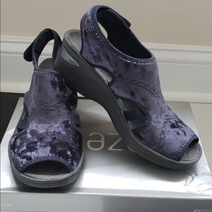 Bzees Drama blue velvet shoes EUC
